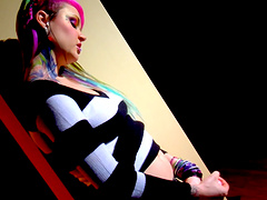 Vandal Vixen and Amy Lee’s wild lesbian scene ends with a strong orgasm.