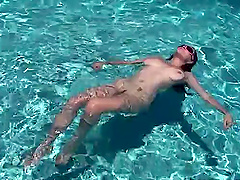 Brook moans while fingering her juicy pussy in the pool - HD