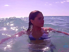 Amateur girlfriend Zoe Bloom swims in the sea and shows her pussy