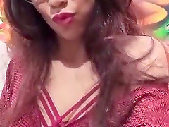 Solo latina beauty explores her sexuality on webcam