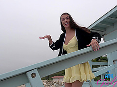 The story takes us to the beach, where a daring brunette made a bold choice.