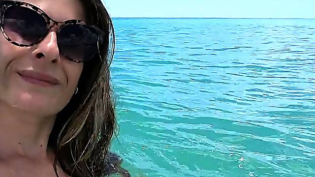 Close up MILF masturbation