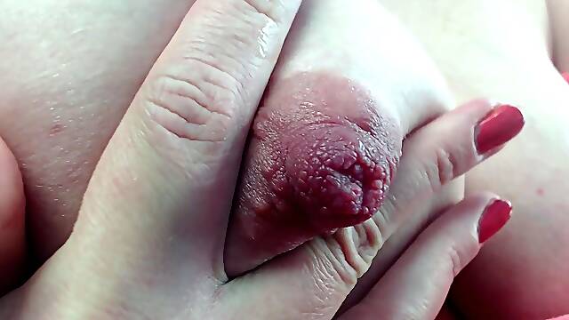 Amateur preggo hoe toys her pussy close up in fetish solo