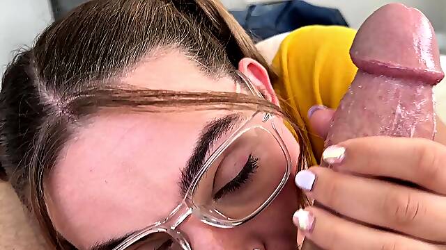 Amateur teen blowjob and cumshot