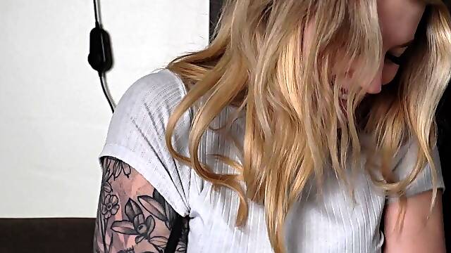 Amateur Webcam Cute Teen Plays Solo