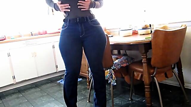 MILF WIDE HIPS ASS THIGHS
