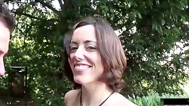 Elo gets anal in a public garden