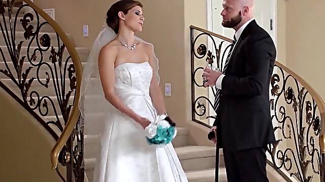 La novia Jenni Lee dando una mamada y follando con su fotógrafo de bodas