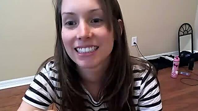 Webcam girl poledances, strips, shakes her ass with closeups