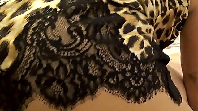 Bouffe moi ma chatte de chienne