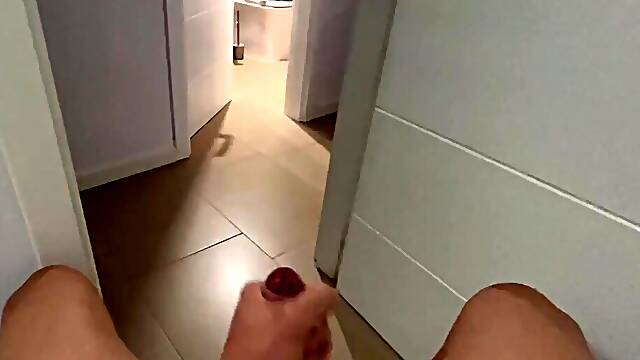 Dick Flash! Sorprendo a mi hermanastra en la puerta del bańo masturbándome y me hace una mamada