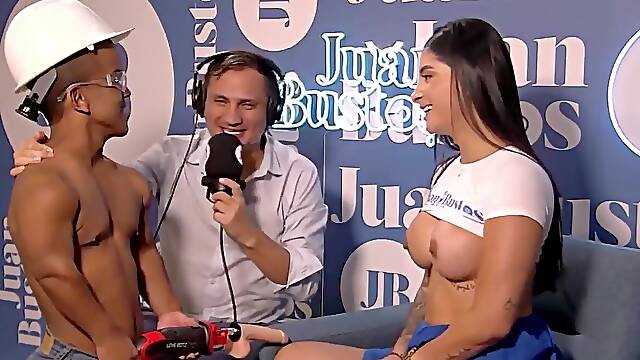 Belleza de pelo largo deja que un enano sexy estire su agujero apretado