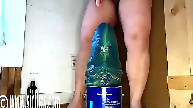 Busty babe gapes wide with XXXL dildo