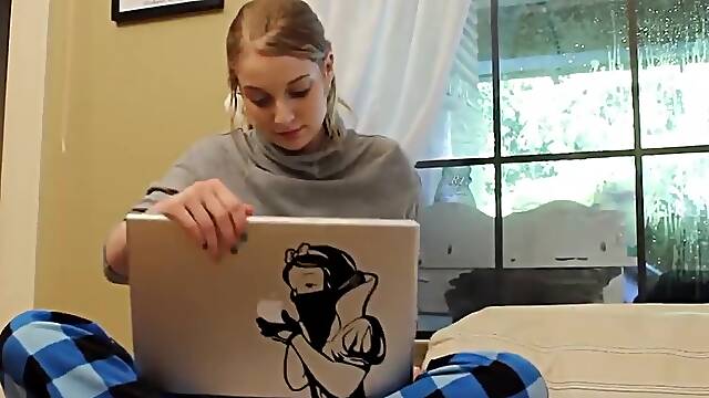 Amber Rayne getting her hairy pussy licked by Ela Darling