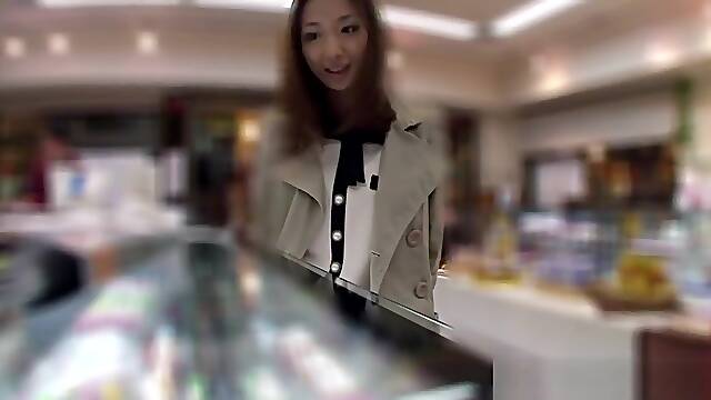 Upskirt japanese model receives oral