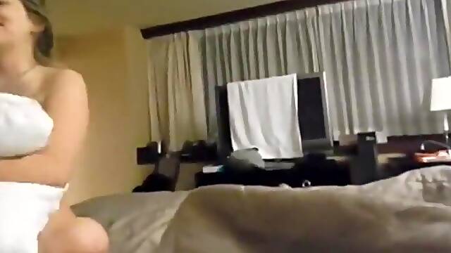 Schwester haengt mit bruder im hotelzimmer ab