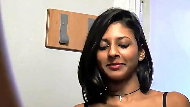 Trio au gode ceinture avec deux belle salope