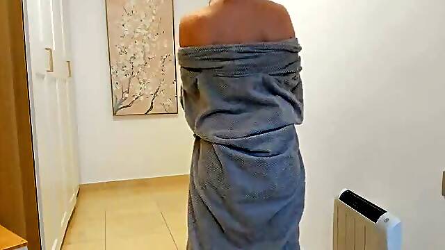 Vends-ta-culotte - Stunning French MILF Turns You On With Her perfect Body When Getting Out Of The S