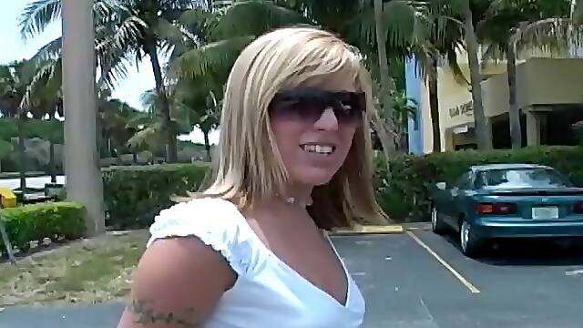 A hottie with a tongue ring gives head in a car and gets jizzed on
