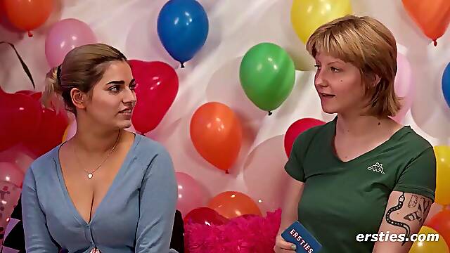 Ersties – Fünf heiße Lesben spielen eine Partie Dare Ring