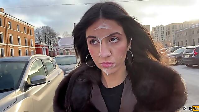 Незнакомка подрочила и отсосала мой член на парковке и прогулялась со спермой на лице - Cumwalk
