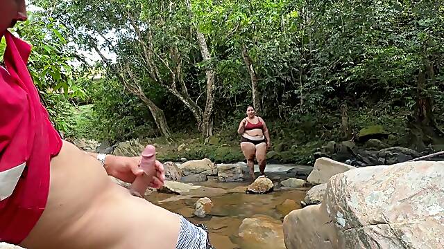 Hombre muestra y masturba la polla cerca de una mujer desconocida