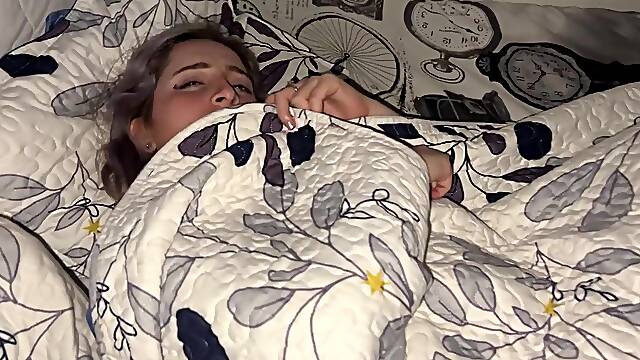 MI MEJOR AMIGA LE ES INFIEL A SU NOVIO CUANDO ENTRO A SU HABITACIÓN DE NOCHE