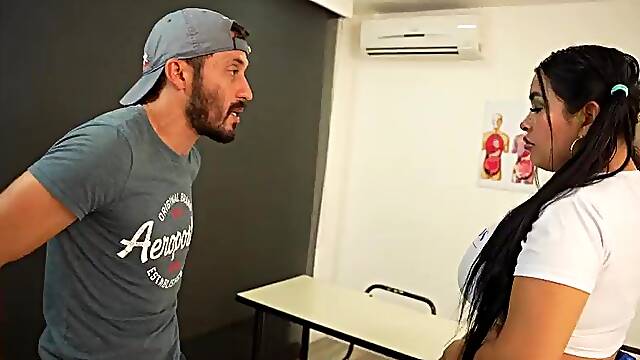 Profesor folla a una estudiante BBW colombiana y termina con squirting en la cara