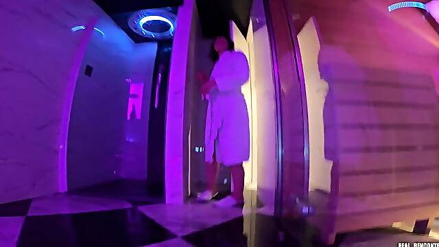 Une italienne rencontrée dans la rue, massée dans le sauna et défoncée en anal et double penetration par two inconnus