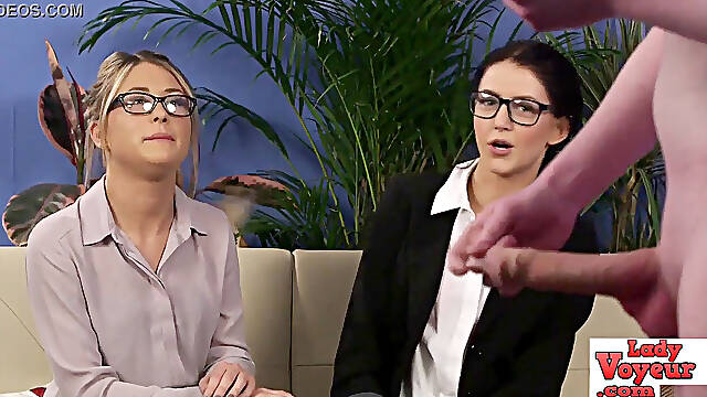 Ninfas femdom alucinantes con gafas miran una paja