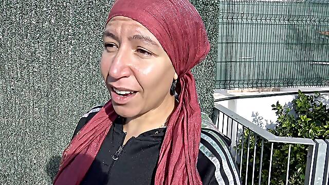 Büyük siyah penisi olan Afrikalı bir adamla aldatan Türk karısı. TURK TURBANLI