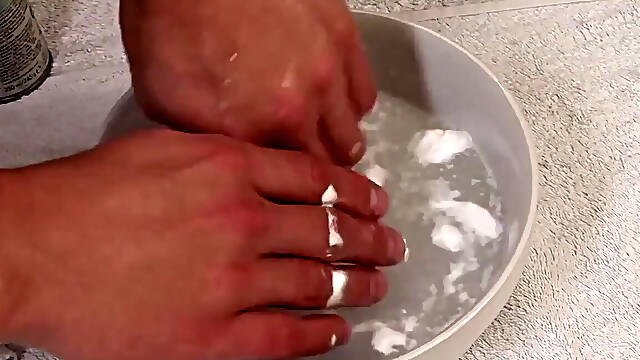 Rubia se afeita la vagina para una follada salvaje