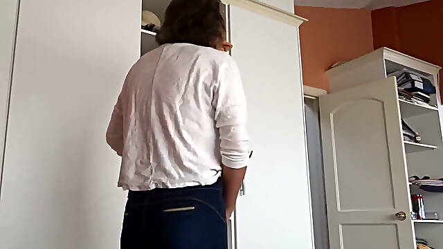 After Urinating, the Stepmother Puts on Very Tight Jeans, Revealing Her Panties