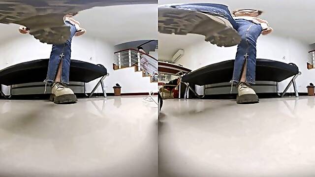 3DVR180 YIDE sports shoes trample on human-shaped carpet