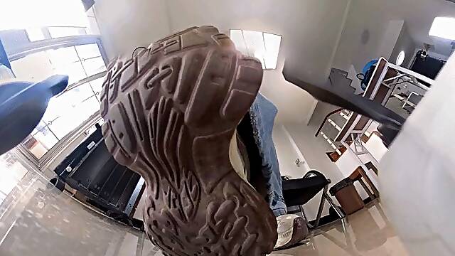 6K YIDE came home from work and had the odor of his sports shoes analyzed by Jamie