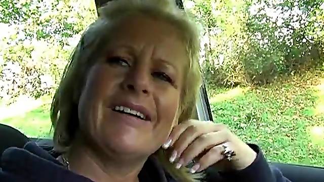 Naughty mature Robyn Ryder spreads her legs in the car to play