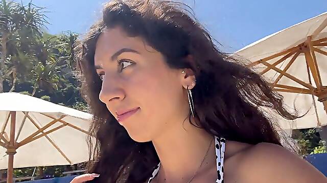 Bikini babe gives sloppy deepthroat on public beach and strolls with jizz on face - Public Cumwalk
