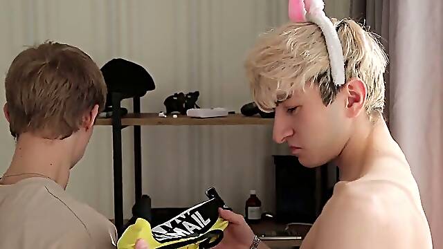 2 sweet twinks seduced a student with a big meatpipe into hookup