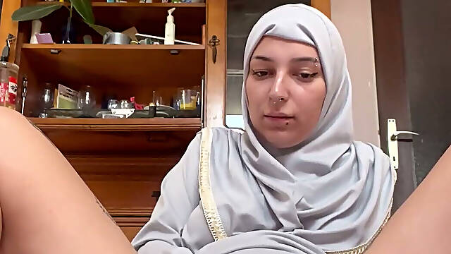 Piss in Hijab